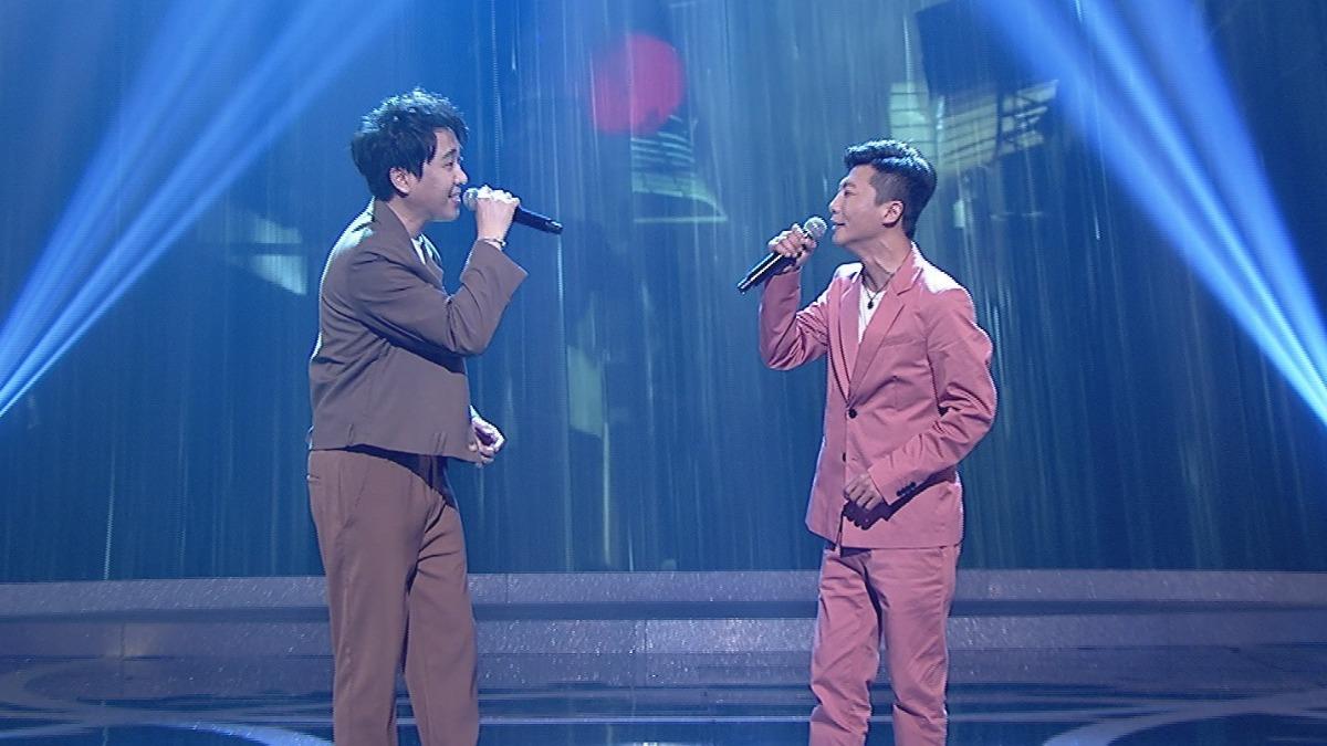 沈建豪（右）與方順吉合唱。（圖／中視提供）