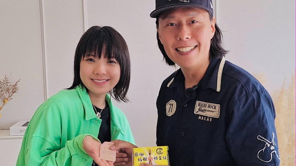 鍾雪瑩和張啟樂都愛把皮蛋豆腐攪拌一起吃。（圖／台味超有港提供）