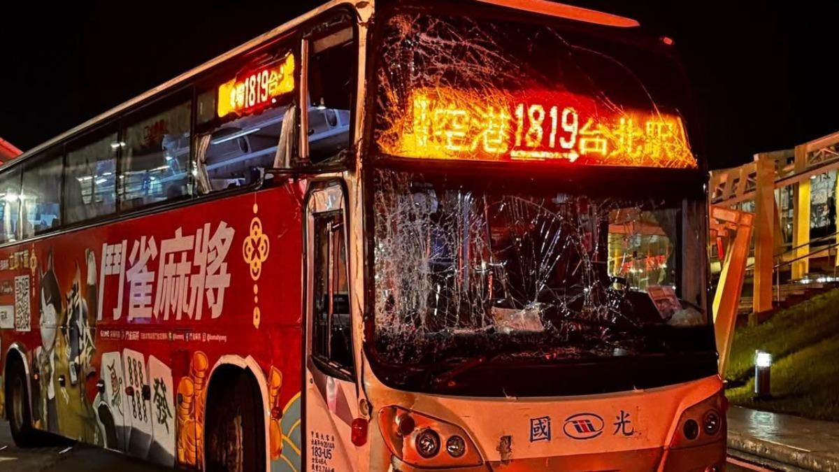國光客運準備從桃園機場出發至台北車站，沒想到起步沒多久發生車禍。（圖／翻攝爆料公社）