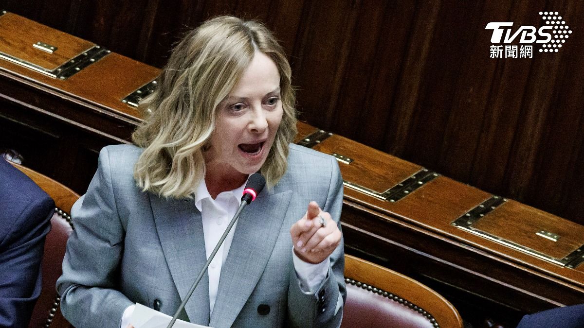 義大利總理梅洛尼昨天表示，歐盟環境政策僅推動改用電動車是錯誤，此舉只會讓中國得利。（圖／達志影像美聯社）