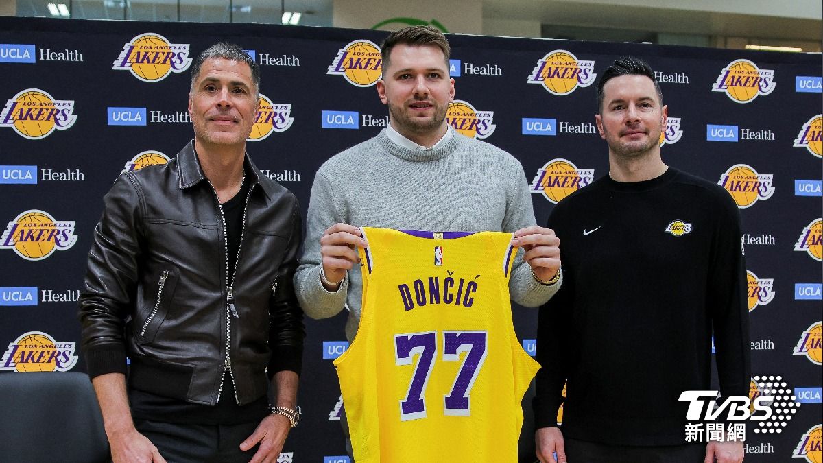 唐西奇（中）季中加盟湖人。（圖／達志影像路透社）