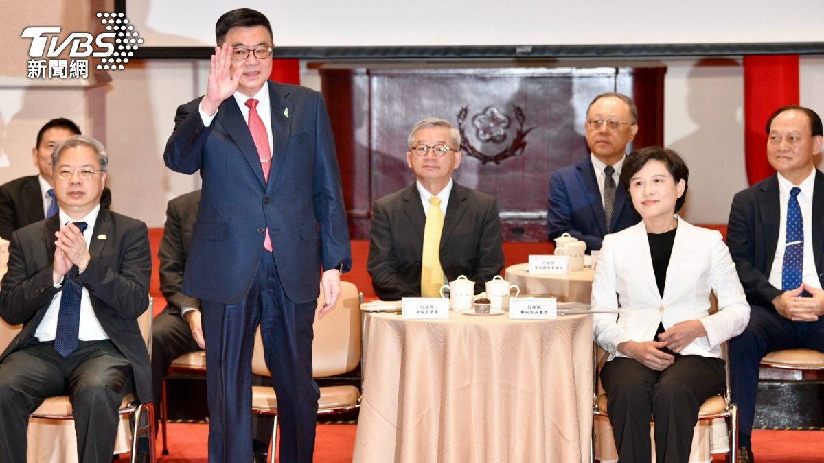 行政院今（16）日上午在院內舉行記者會，說明這一年來的政績。（圖／胡瑞麒攝）