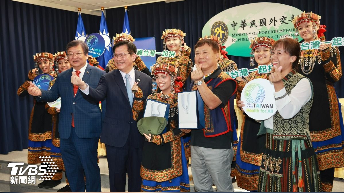 兩部長在記者會最後與要共赴日內瓦表演的「希望合唱團」合影。（圖／潘建樺攝）