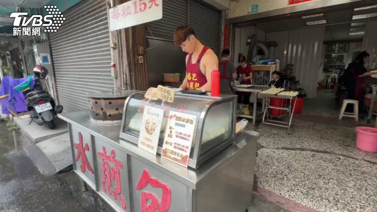 「大肌肌」水煎包剛暴紅就傳出翻車消息。（圖／TVBS）