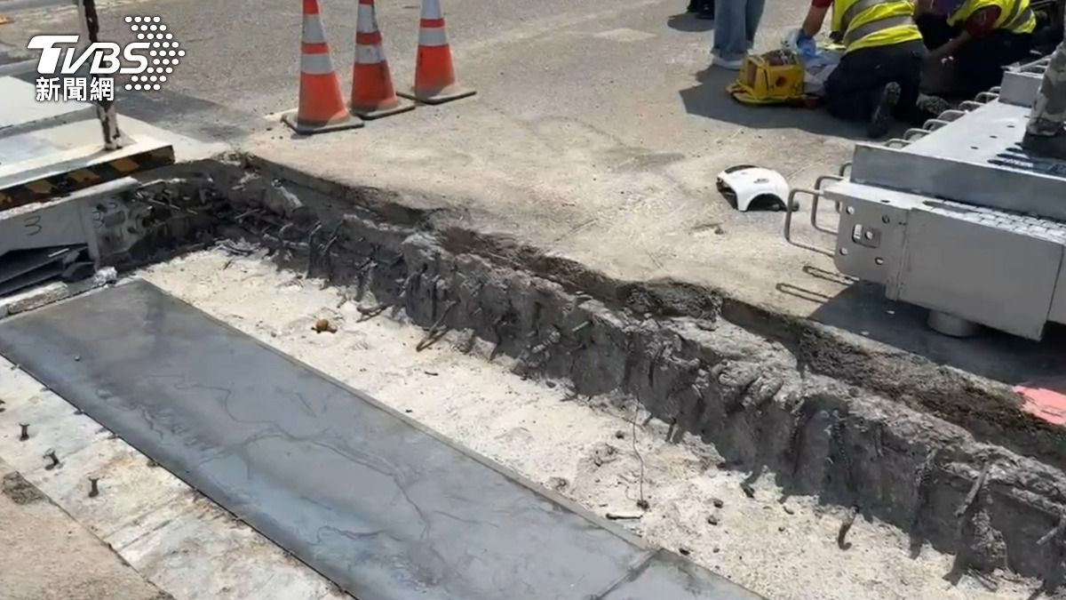 簡男撞擊橋樑伸縮縫空隙後摔車。（圖／TVBS）