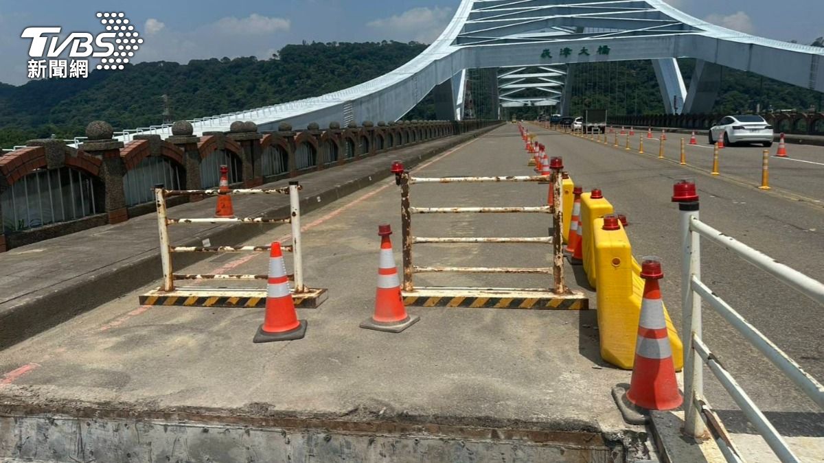 簡男撞擊橋樑伸縮縫空隙後摔車。（圖／TVBS）