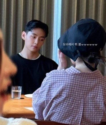 有路人直擊V帶IU去安成宰的餐廳慶生。（圖／翻攝自韓網）