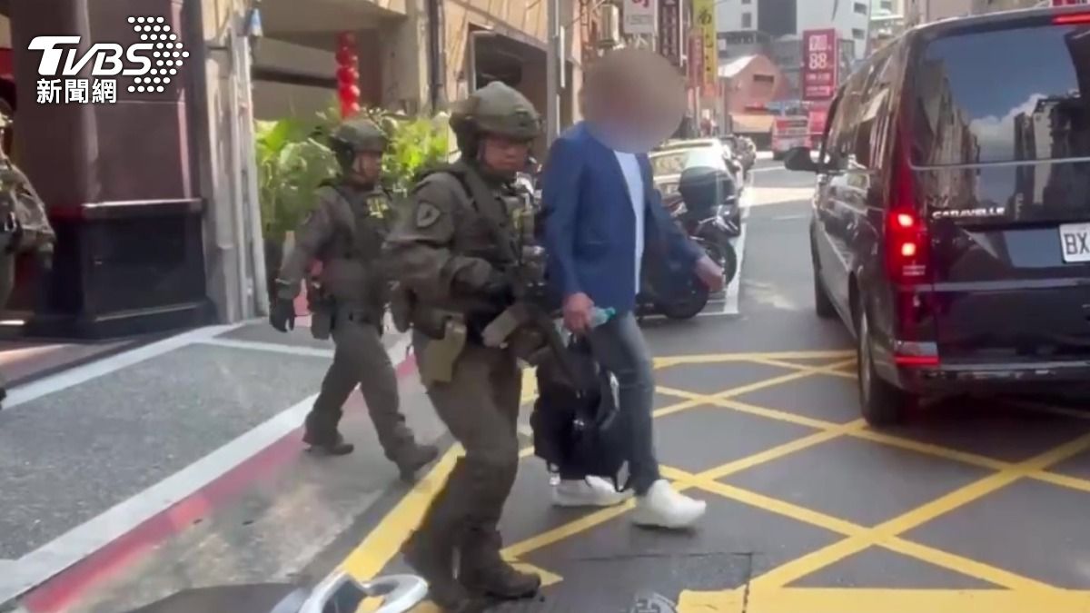 刑事局出動維安特勤逮捕吳明達。（圖／TVBS）