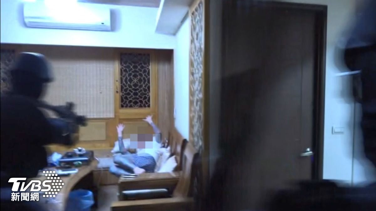 警方埋伏多日在桃園市區找到本案人口販運劉姓主嫌。（圖／TVBS）