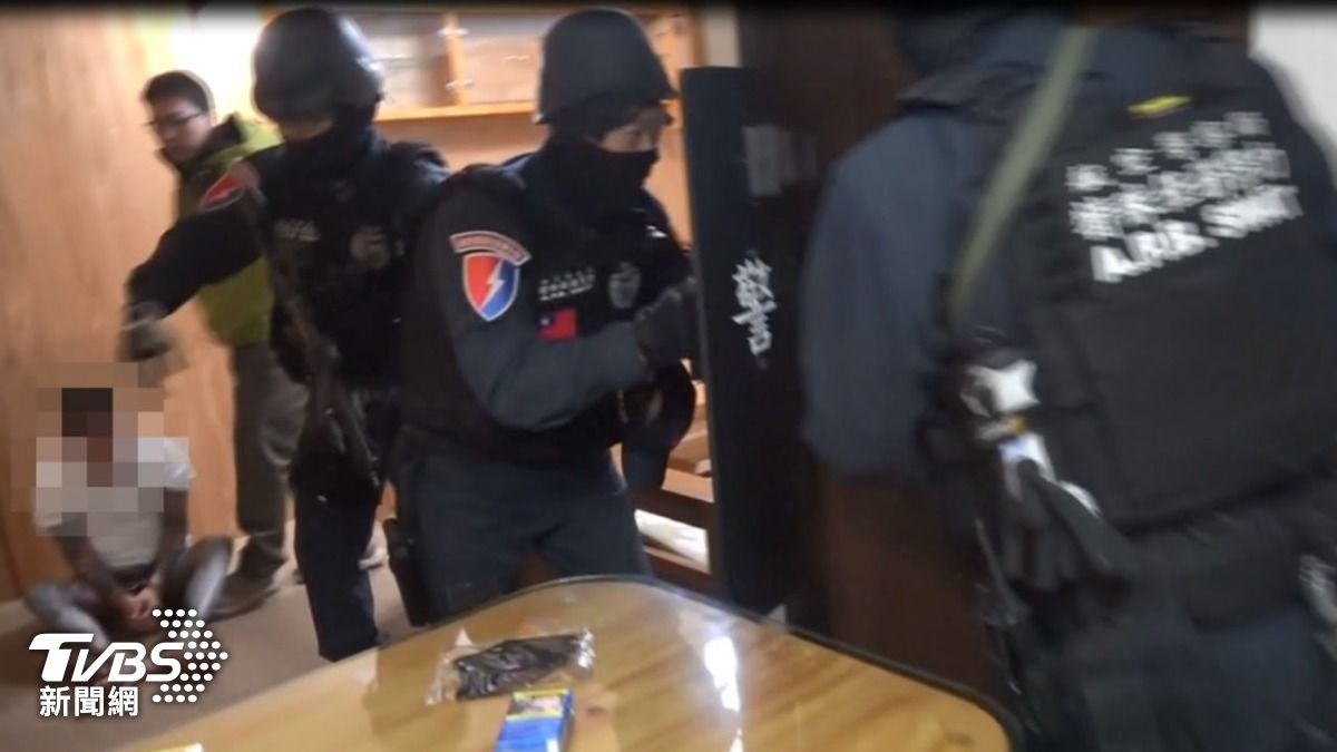 警方埋伏多日在桃園市區找到本案人口販運劉姓主嫌。（圖／TVBS）