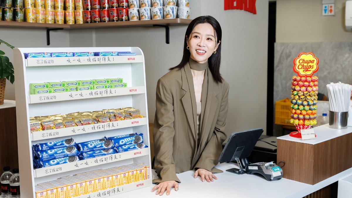 脫口秀精彩對談重現謝盈萱劇中打工場景。 （圖／Netflix提供）