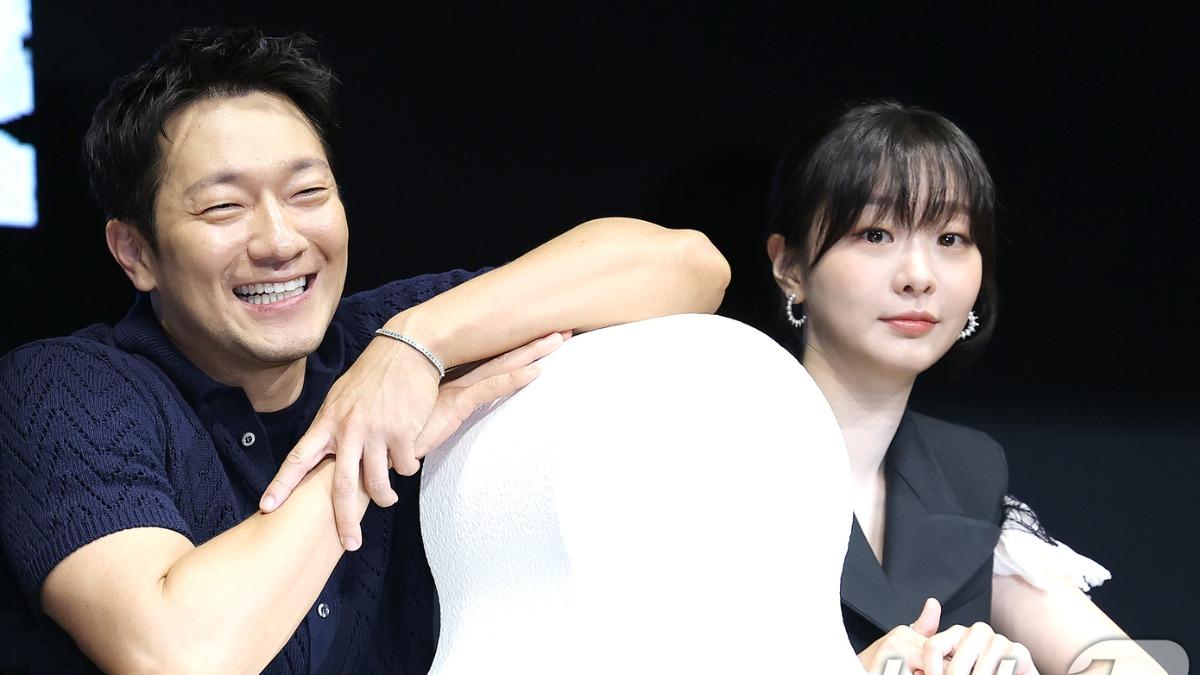 孫錫求（左）、金多美演出《血謎拼圖》。（圖／news1提供）