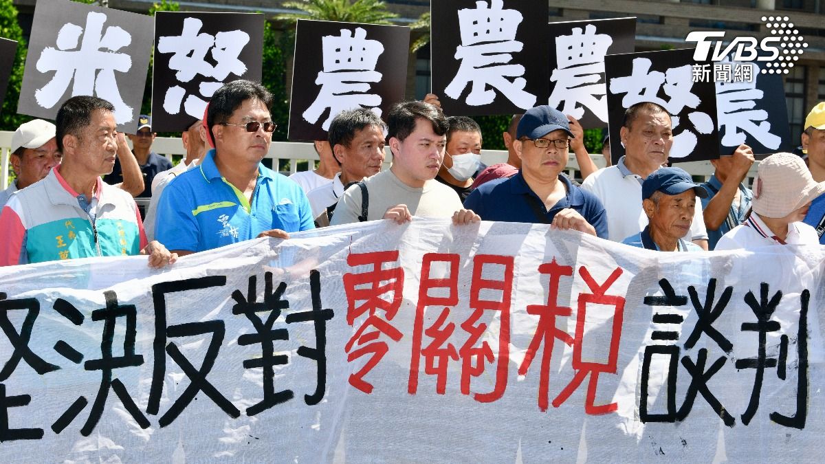 美農產品零關稅？政院茶敘「農民頂烈陽場外陳抗」　楊儒門也來了