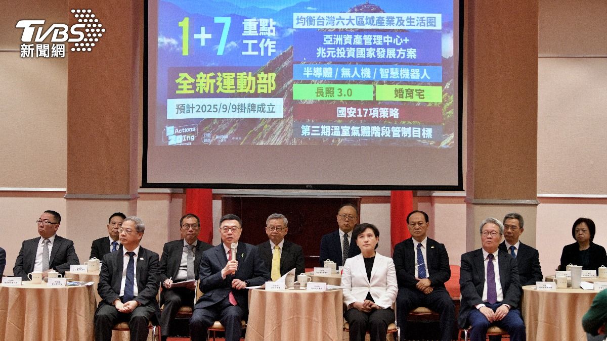 行政院今（16）日上午在院內舉行媒體茶敘，說明這一年來的政績。（圖／胡瑞麒攝）