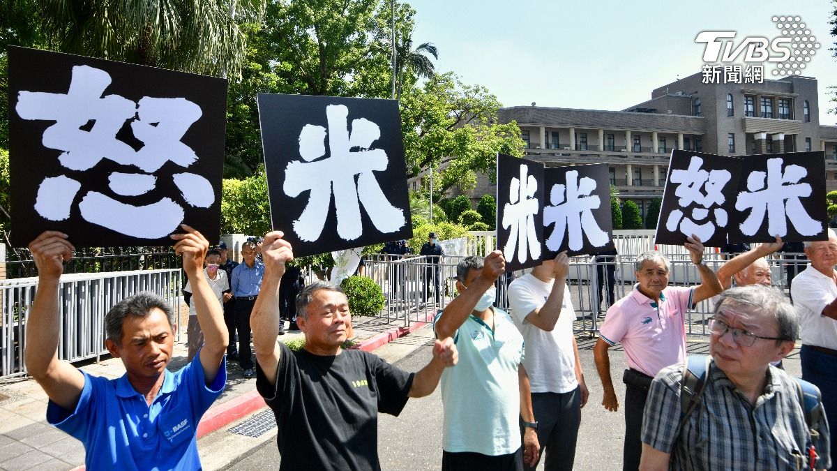 農民團體行政院前陳抗，表達反對對美零關稅談判傷害台灣農民。(圖／胡瑞麒攝)