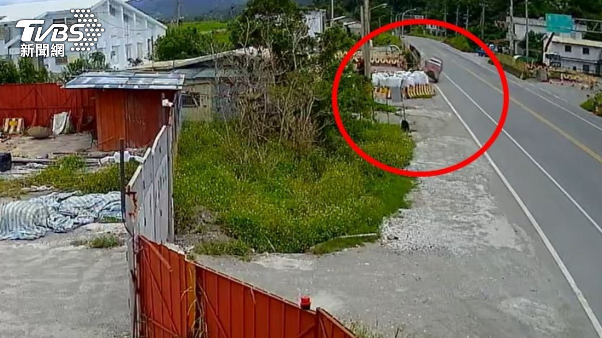 花蓮縣富里鄉發生駕駛自撞死亡車禍。（圖／TVBS）