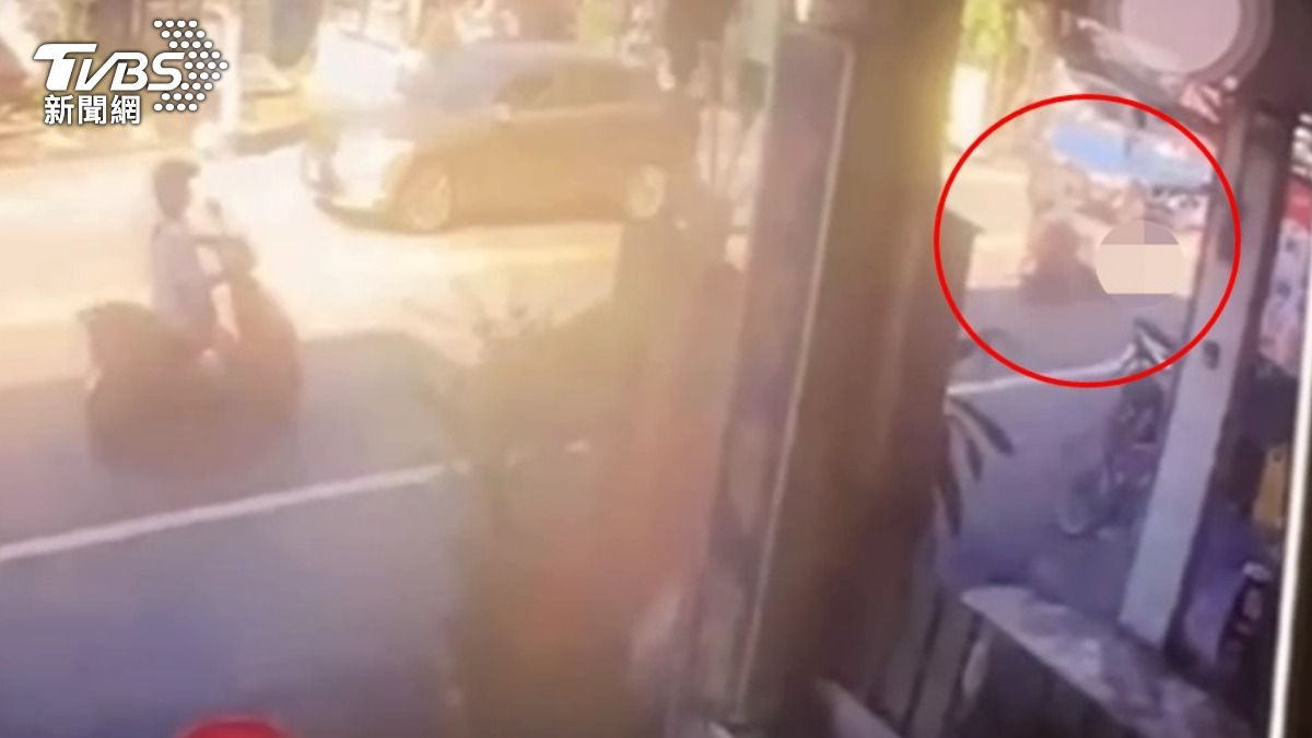 吉安鄉一名老翁穿越馬路被撞倒地，後送醫不治。（圖／TVBS）