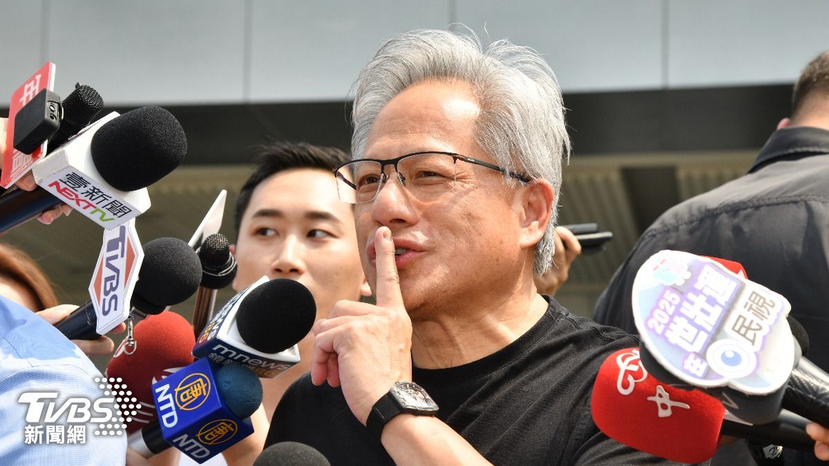 被問輝達總部在哪？黃仁勳俏皮的比了個噓的手勢。（圖／胡瑞麒攝）