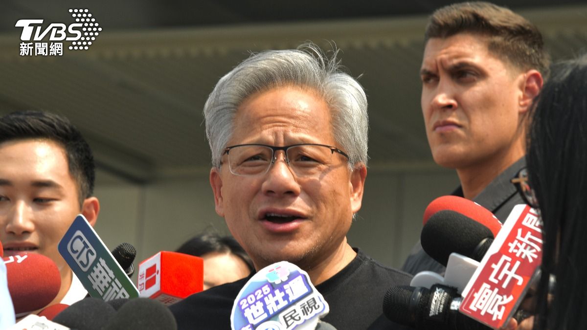 黃仁勳抵台，聯訪中對川普的晶片關稅表達看法。（圖／記者胡瑞麒攝）