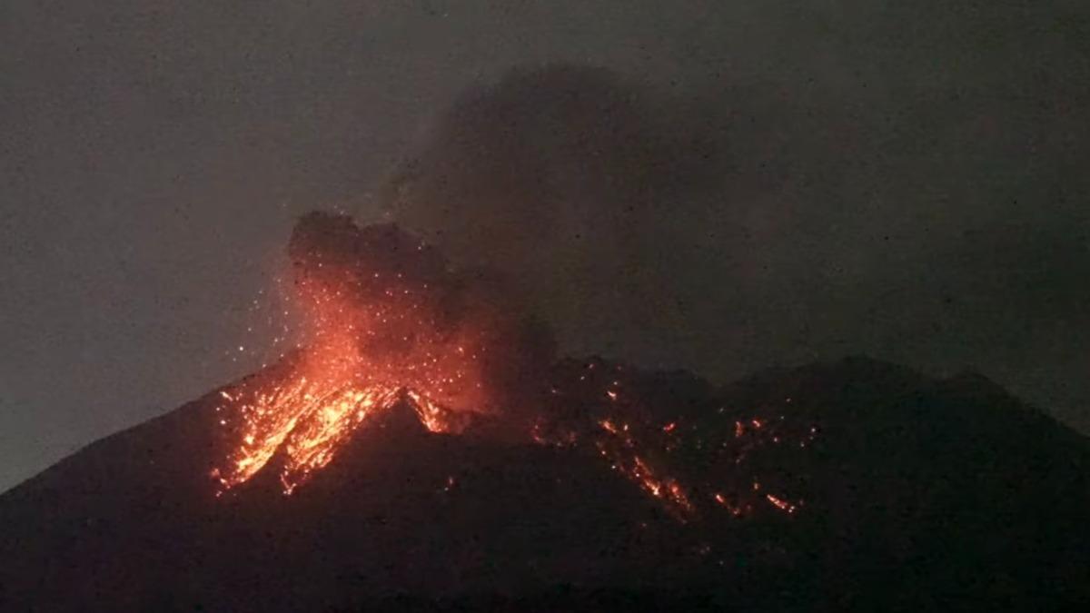 日本櫻島火山15日3度噴發，最後一次持續17小時。（圖／翻攝自X@toyamayuudai）