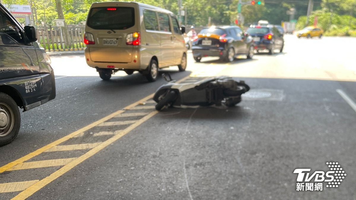 76歲張姓婦人遭機車擦撞後，倒在外側車道又被轎車輾過。（圖／TVBS）