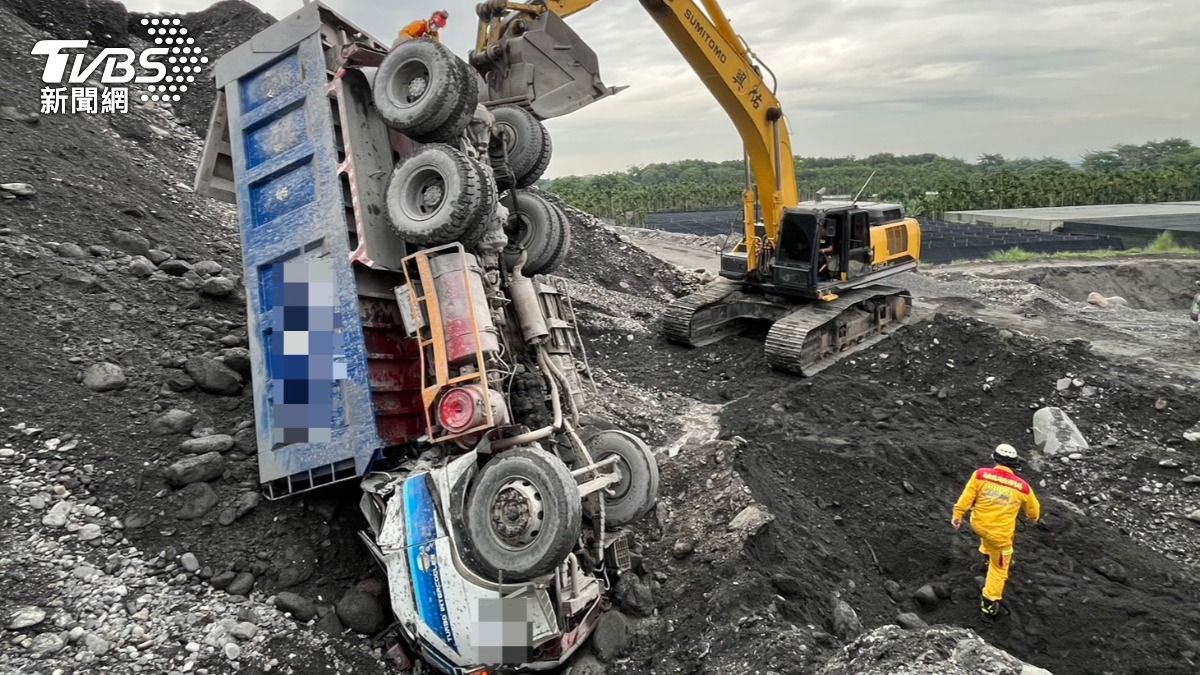 砂石車「倒頭栽」車頭嚴重變形，駕駛陳男受困在內。（圖／TVBS）