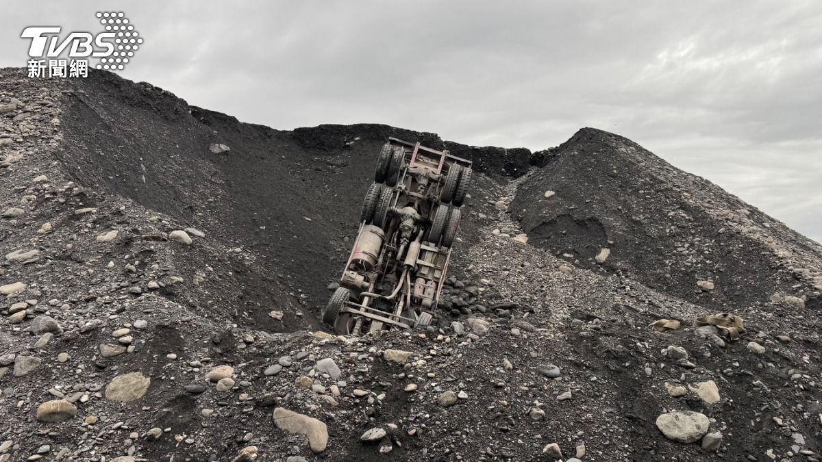 砂石車「倒頭栽」車頭嚴重變形，駕駛陳男受困在內。（圖／TVBS）