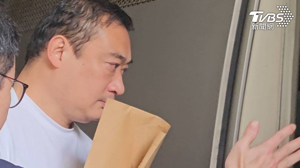 吳明達上囚車。（圖／TVBS）