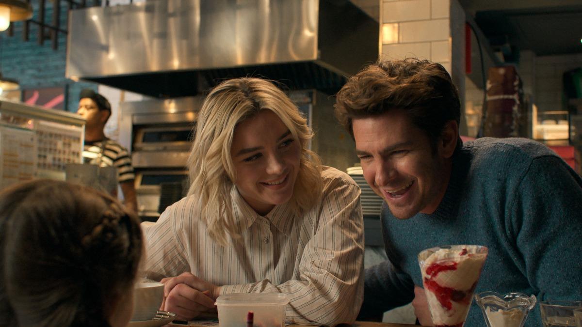 安德魯加菲（右）、佛羅倫絲普伊在《此刻的我們》互動真切。（圖／CATCHPLAY提供）