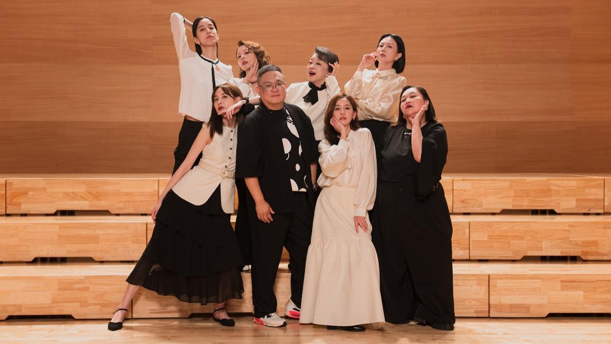 《陽光女子合唱團》已殺青，鍾欣凌（前排右起）、陳意涵、導演林孝謙、安心亞，苗可麗（後排右起）、翁倩玉、孫淑媚、陳庭妮開心合影。（圖／星光佳世提供）