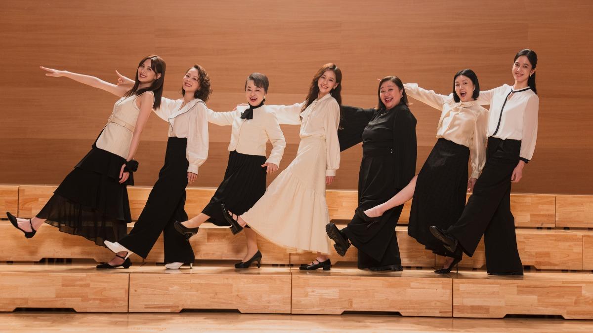 《陽光女子合唱團》集合安心亞（左起）、孫淑媚、翁倩玉、陳意涵、鍾欣凌、苗可麗、陳庭妮一同演出。（圖／星光佳世提供）