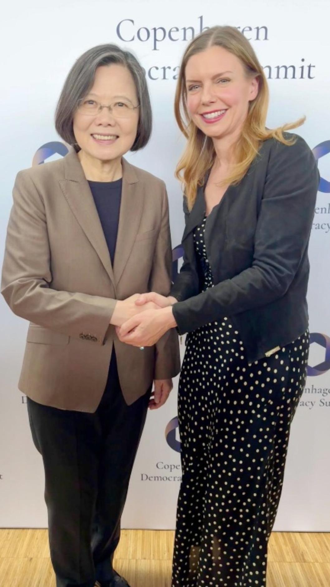 《看不見的國家》導演葛靜文（右）與前總統蔡英文，在民主高峰會重逢，聯手為台灣發聲。（圖／海鵬提供）