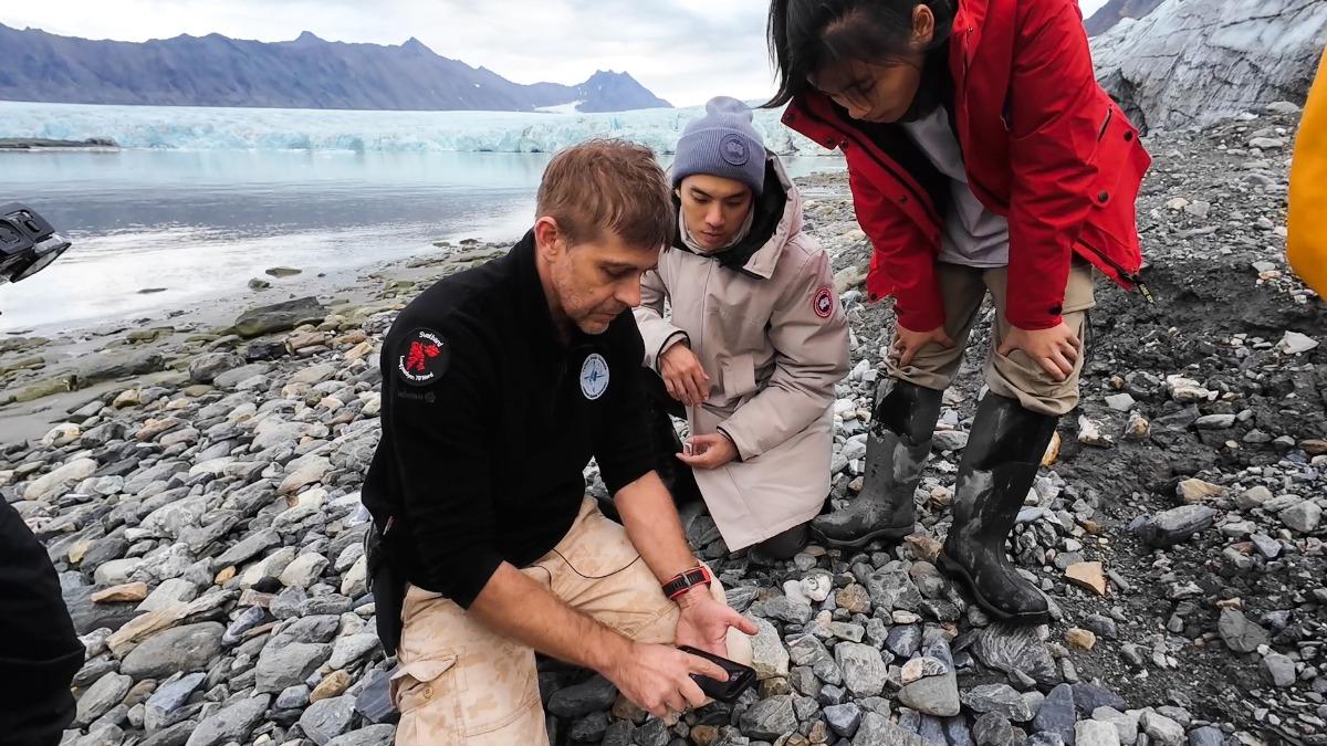 林哲熹（中）成為小隊員們可靠的大家長。。（圖／公視+提供）