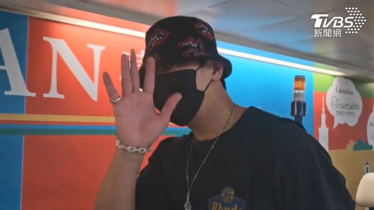 剛奪影帝!朱智勛揹帆布包就飛來台 熱情揮手今晚慶生
