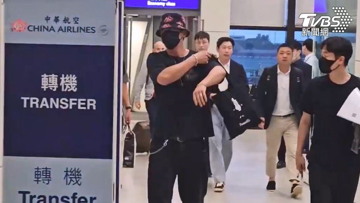 朱智勛來台只帶著黑色帆布包。（圖／廖宗慶攝）