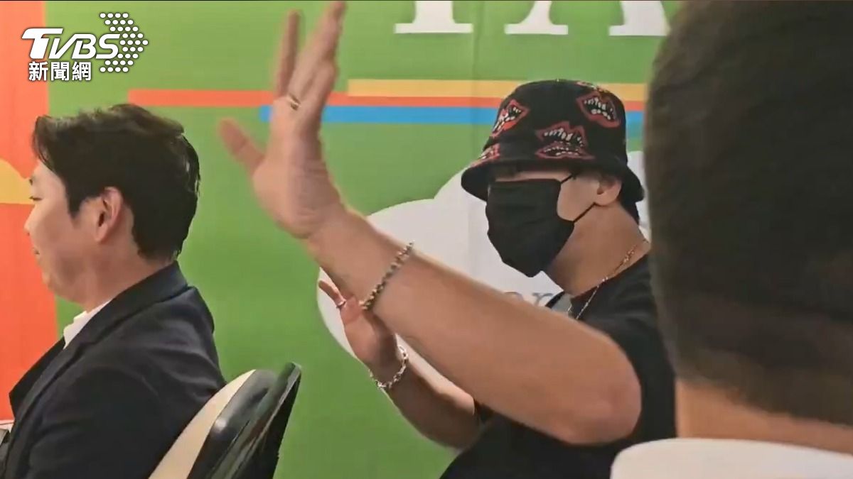 看到關內媒體朱智勛熱情地左右揮手。（圖／廖宗慶攝）