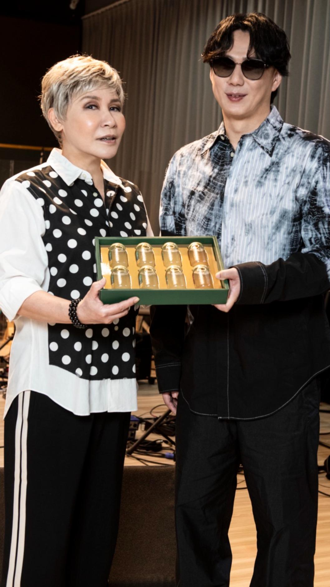 蕭煌奇準備雞精替黃小琥補氣。（圖／大大娛樂提供）