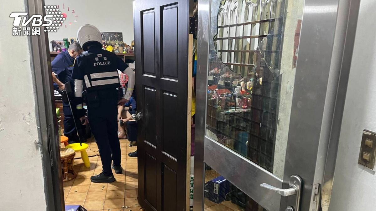 警方獲報後立刻破門逮捕現行犯。(圖/TVBS)