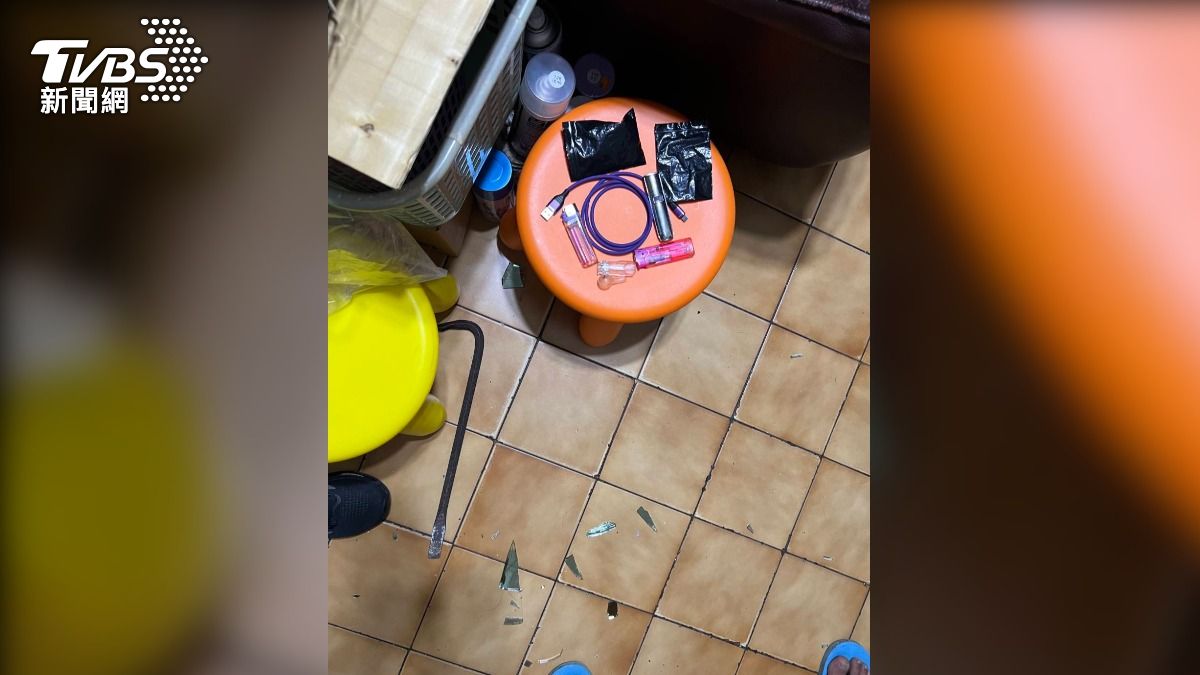 警方搜索出違禁物品。(圖/TVBS)