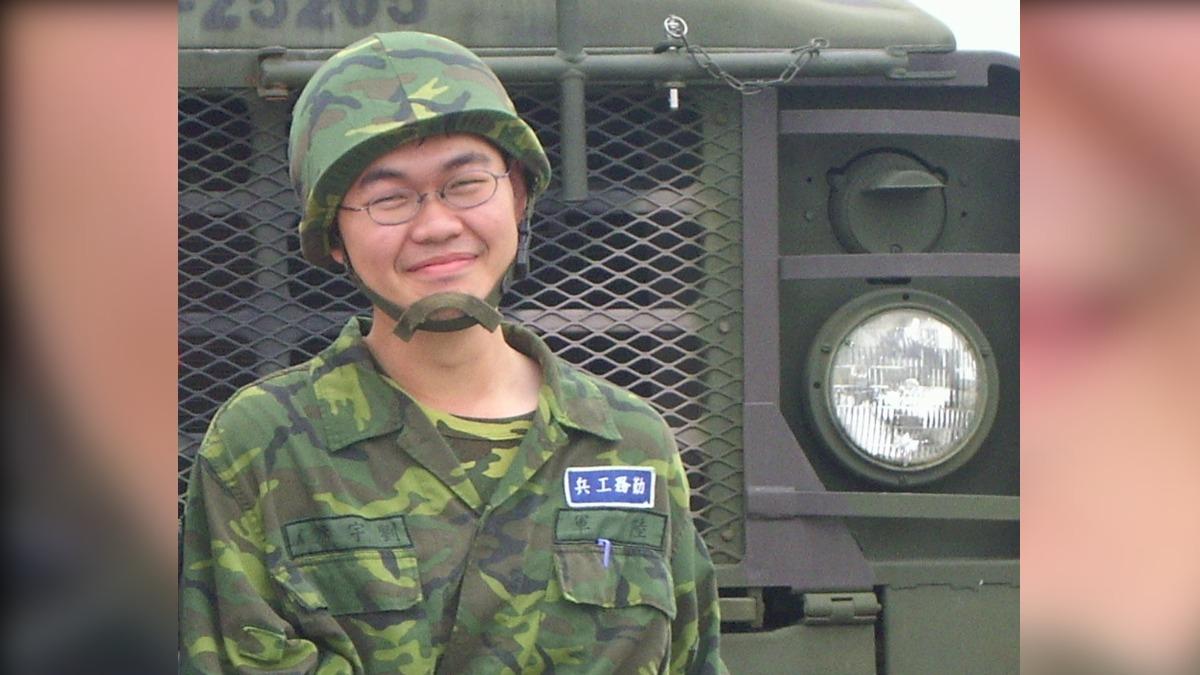 四叉貓貼當兵照喊「一天都沒逃」　網挖超慘經歷：沒放過夭八