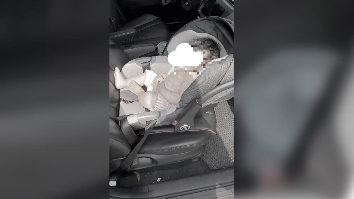 一名1歲3個月大的女嬰被獨自在車內，熱到有脫水情況。（圖／翻攝自爆料公社）