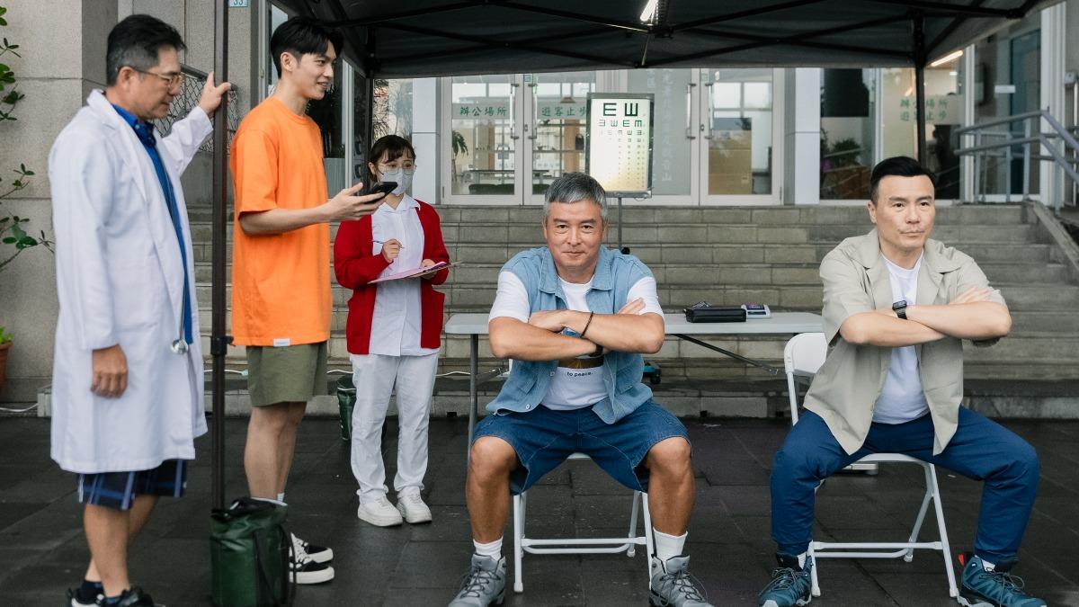 李銘忠（右1）、李銘順（右2）首度合作主持節目。（圖／Hami Video提供）