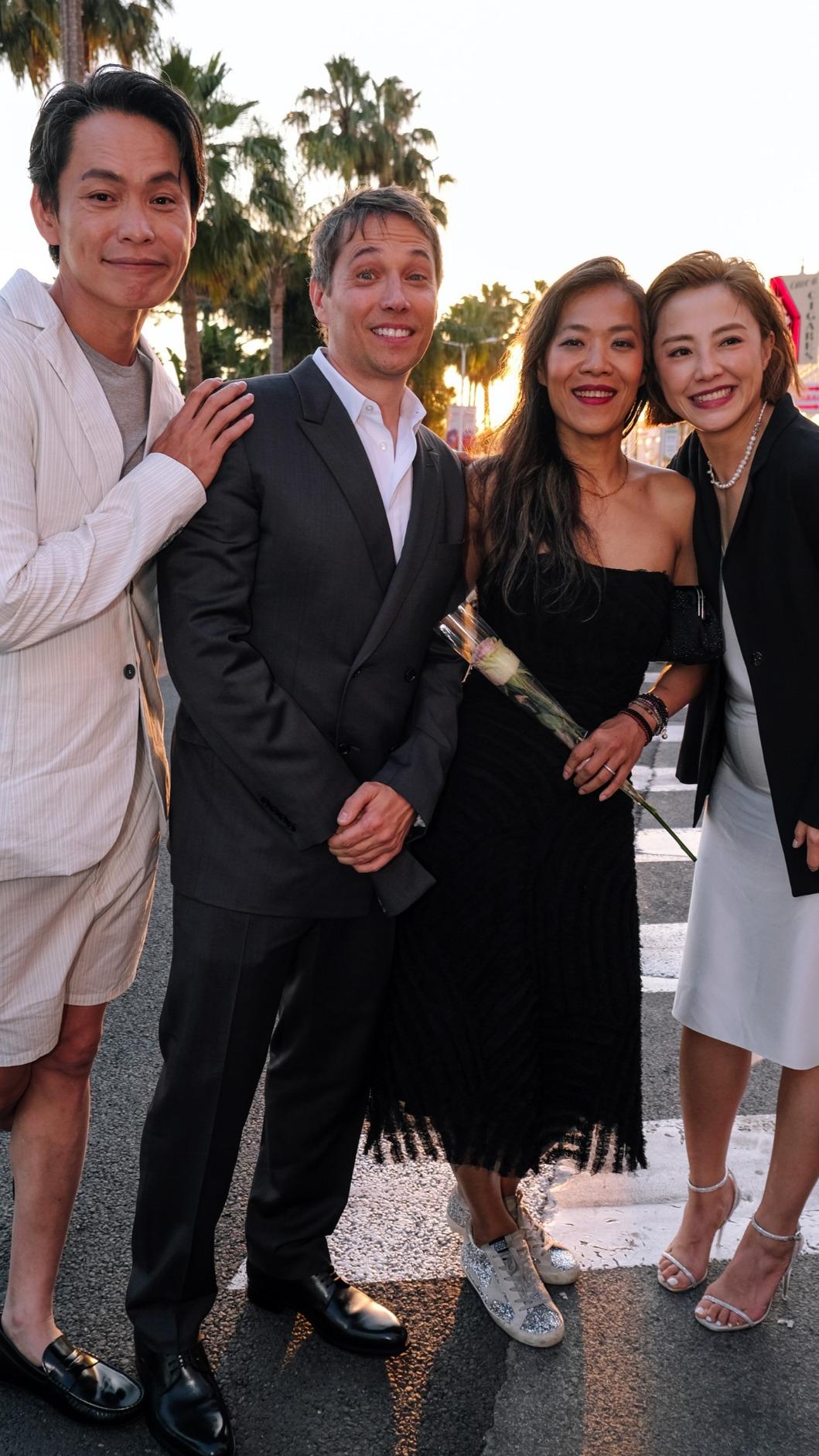 黃鐙輝（左起）、西恩貝克、鄒時擎與小8張允曦在坎城影展開心合影。（圖／左撇子女孩電影製作有限公司提供）