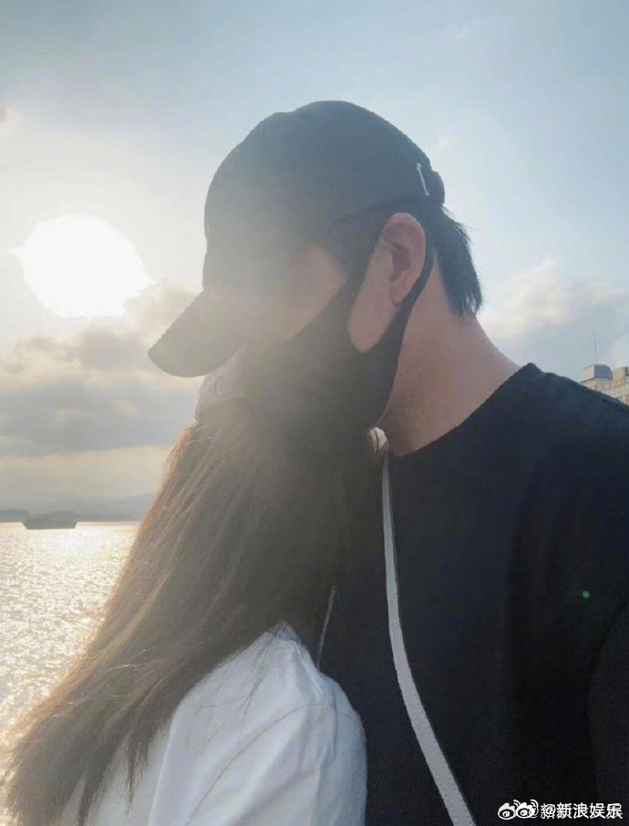 俞灝明、王曉晨過去疑似流出親密合照。（圖／翻攝自新浪娛樂微博）
