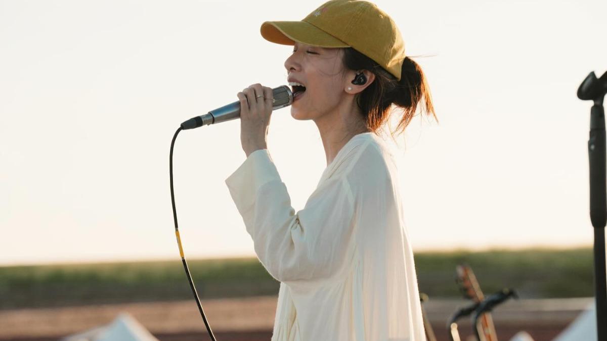 田馥甄相當享受在大自然裡高歌。（圖／翻攝自田馥甄臉書）