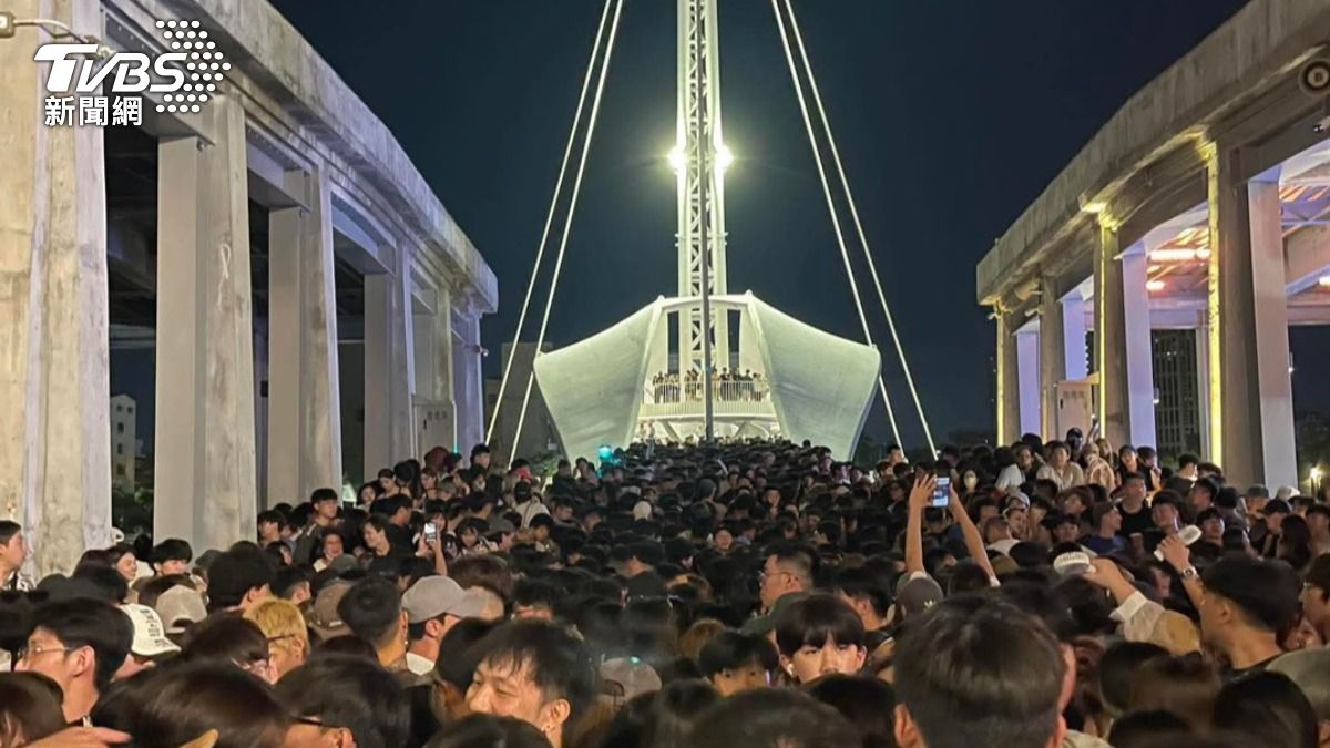 高雄港昨日湧入恐怖人潮，大港橋被塞爆。（圖／民眾授權提供）