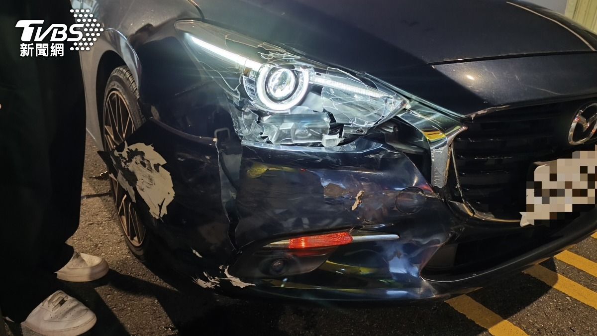 肇事轎車車頭有明顯撞擊痕跡。（圖／TVBS）