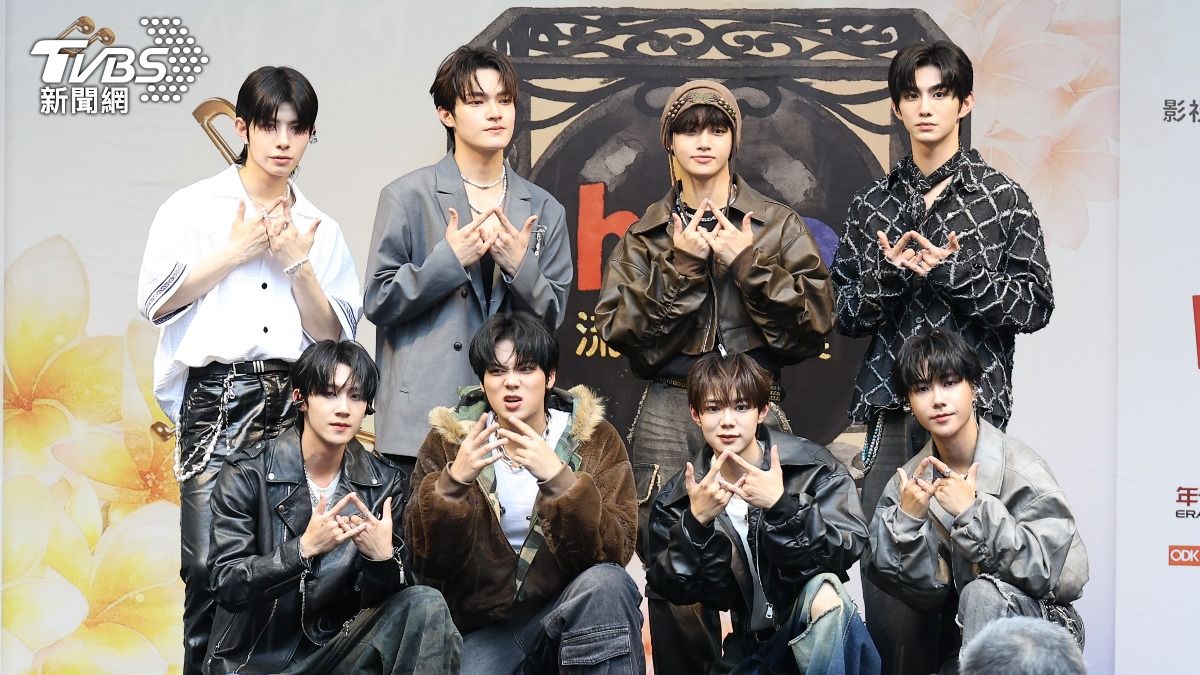 ARKis團長Alex（前排右二）以及禾雁凱（後排右）分享軍旅生活。（圖／張哲鳴攝）