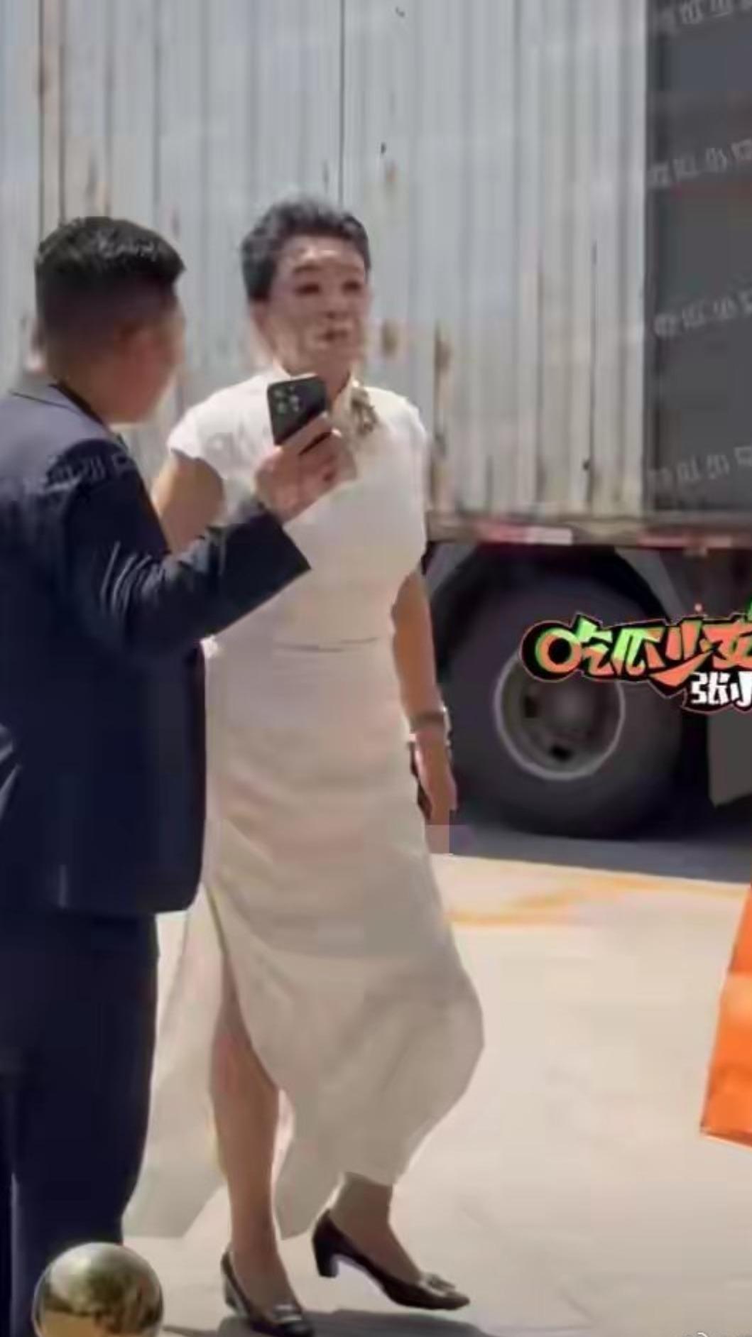 張蘭身穿白色旗袍。（圖／翻攝自微博）