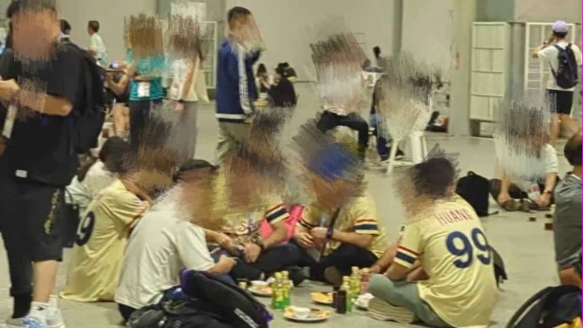 世壯運晚宴有選手爆料被迫席地而坐用餐。（圖／翻攝陳先生臉書）